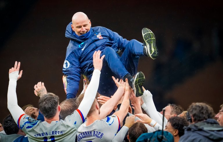 Norges landslagssjef Ståle Solbakken feirer 1-4 seieren i VM-kvalifiseringskampen i fotball mellom Norge og Italia på San Siro. Foto: Lise Åserud / NTB