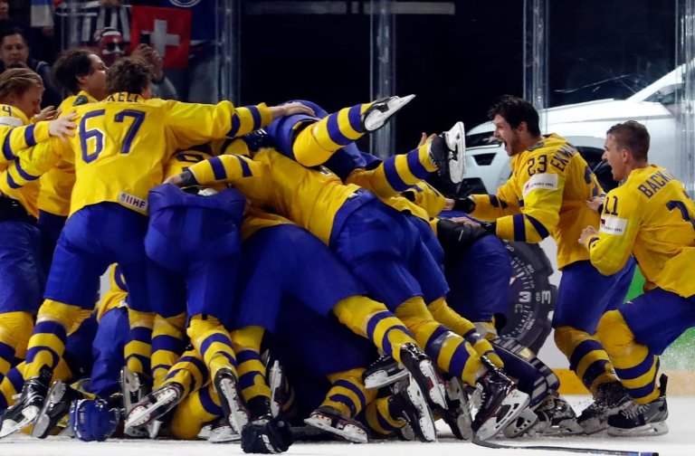 Jublende gule og blå hockeyspillere på isen som feirer Sveriges ellevte og foreløpig siste VM Gull i 2022