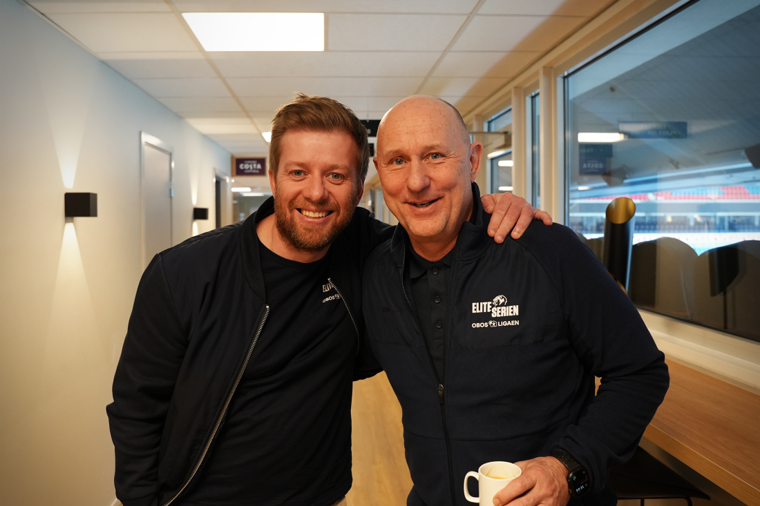 Jens Haugland og Cato Haug i et gemyttelig bilde hvor Jens holder armen over skulderen til Cato