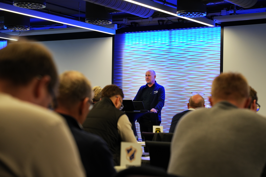 Cato Haug som står foran delakere fra klubbene under dagens årsmøte på Ullevaal stadion.