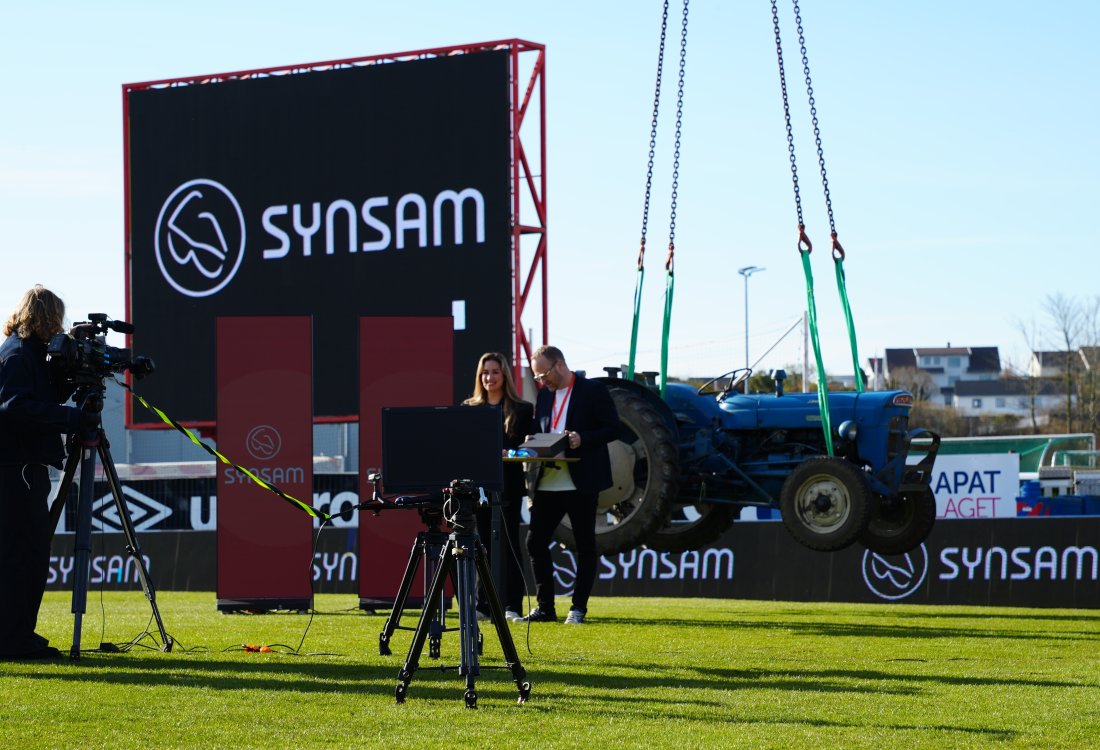 F.v.: Ingrid Holm, Managing Director og Olav Torgersen, Chief Optical Officer i Synsam Group under lanseringen av samarbeidet med Norsk Toppfotball og Synsams samarbeid med Erling Haaland.