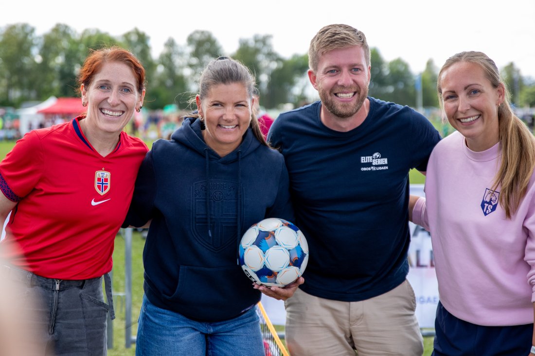 Her er Norges Fotballforbund ved Lise Klaveness og Siri Nordby etter et fotballtennisoppgjør mot Norsk Toppfotball og Toppfotball Kvinner ved Jens Haugland og Marianne Solheim.